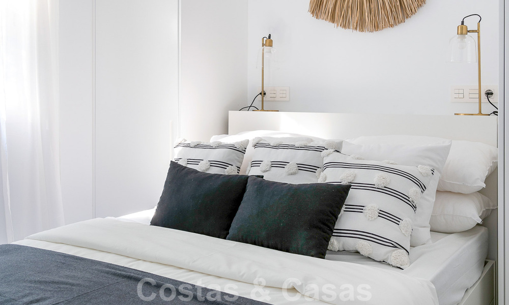 Apartamento moderno reformado en venta con amplia terraza, vistas al mar y a la montaña en la Quinta golf resort, Benahavis - Marbella 34877