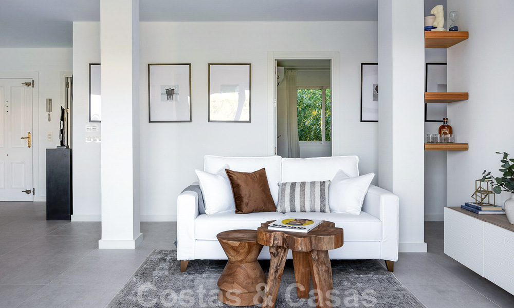 Apartamento moderno reformado en venta con amplia terraza, vistas al mar y a la montaña en la Quinta golf resort, Benahavis - Marbella 34880