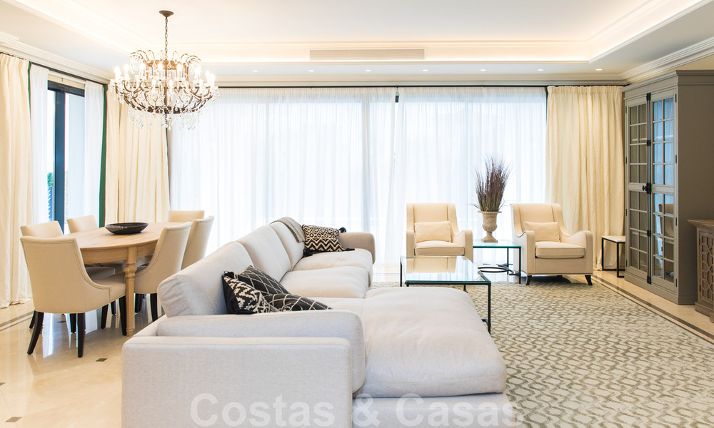 Nueva villa en venta de estilo clásico contemporáneo con vistas al mar en un resort de golf de cinco estrellas en Marbella - Benahavis 34901