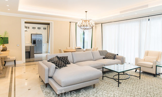 Nueva villa en venta de estilo clásico contemporáneo con vistas al mar en un resort de golf de cinco estrellas en Marbella - Benahavis 34917 