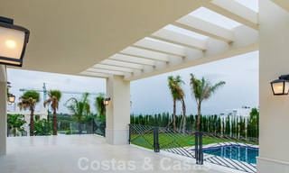 Nueva villa en venta de estilo clásico contemporáneo con vistas al mar en un resort de golf de cinco estrellas en Marbella - Benahavis 34927 