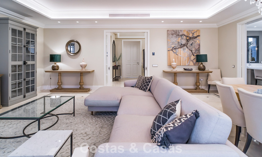 Villa en venta de estilo clásico contemporáneo con vistas al mar en un resort de golf de cinco estrellas en Marbella - Benahavis 775500