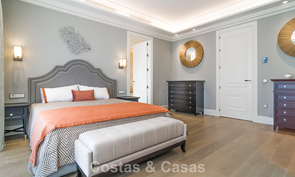 Villa en venta de estilo clásico contemporáneo con vistas al mar en un resort de golf de cinco estrellas en Marbella - Benahavis 775506