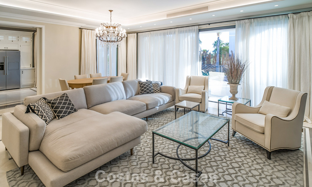Villa en venta de estilo clásico contemporáneo con vistas al mar en un resort de golf de cinco estrellas en Marbella - Benahavis 775507