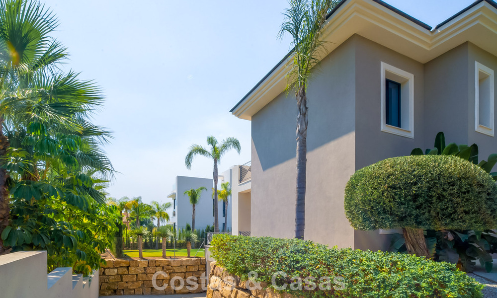 Villa en venta de estilo clásico contemporáneo con vistas al mar en un resort de golf de cinco estrellas en Marbella - Benahavis 775509