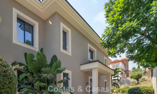 Villa en venta de estilo clásico contemporáneo con vistas al mar en un resort de golf de cinco estrellas en Marbella - Benahavis 775511 
