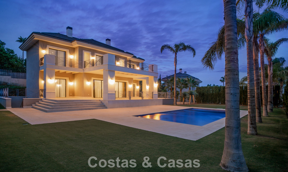 Villa en venta de estilo clásico contemporáneo con vistas al mar en un resort de golf de cinco estrellas en Marbella - Benahavis 775512