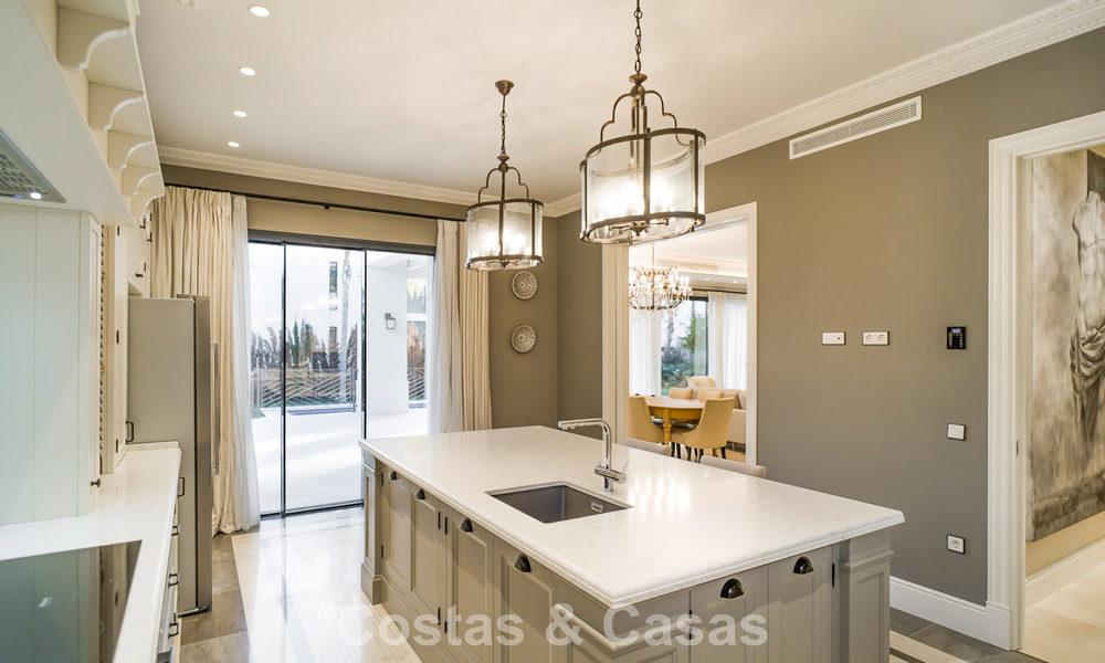 Villa en venta de estilo clásico contemporáneo con vistas al mar en un resort de golf de cinco estrellas en Marbella - Benahavis 775515