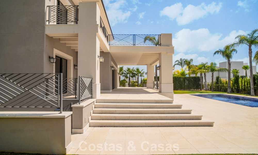 Villa en venta de estilo clásico contemporáneo con vistas al mar en un resort de golf de cinco estrellas en Marbella - Benahavis 775518