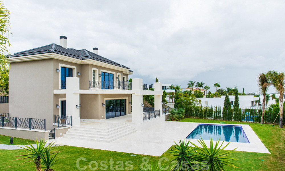 Villa de nueva construcción en venta en un estilo clásico contemporáneo con vistas al mar en un resort de golf de cinco estrellas en Marbella - Benahavis 34930