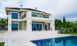 Villa de nueva construcción en venta en un estilo clásico contemporáneo con vistas al mar en un resort de golf de cinco estrellas en Marbella - Benahavis 34940 