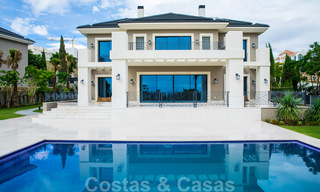 Villa de nueva construcción en venta en un estilo clásico contemporáneo con vistas al mar en un resort de golf de cinco estrellas en Marbella - Benahavis 34941 