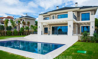 Villa de nueva construcción en venta en un estilo clásico contemporáneo con vistas al mar en un resort de golf de cinco estrellas en Marbella - Benahavis 34943 