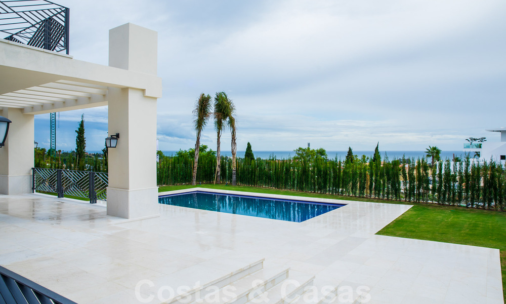 Villa de nueva construcción en venta en un estilo clásico contemporáneo con vistas al mar en un resort de golf de cinco estrellas en Marbella - Benahavis 34947