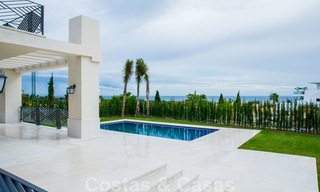 Villa de nueva construcción en venta en un estilo clásico contemporáneo con vistas al mar en un resort de golf de cinco estrellas en Marbella - Benahavis 34947 