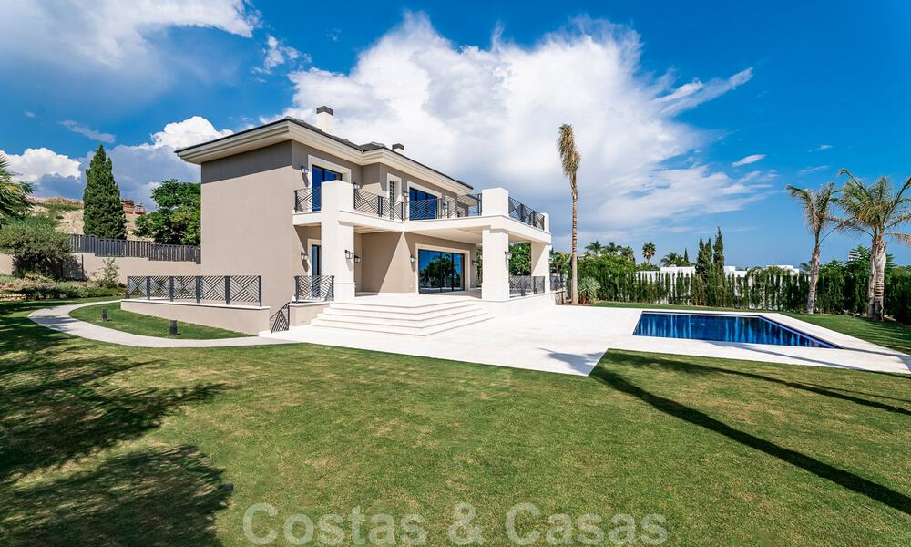 Villa de nueva construcción en venta en un estilo clásico contemporáneo con vistas al mar en un resort de golf de cinco estrellas en Marbella - Benahavis 34960