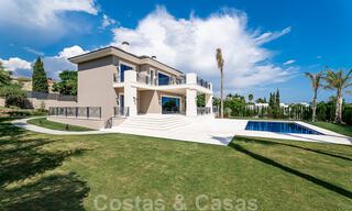 Villa de nueva construcción en venta en un estilo clásico contemporáneo con vistas al mar en un resort de golf de cinco estrellas en Marbella - Benahavis 34960 