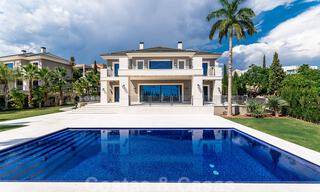 Villa de nueva construcción en venta en un estilo clásico contemporáneo con vistas al mar en un resort de golf de cinco estrellas en Marbella - Benahavis 34961 