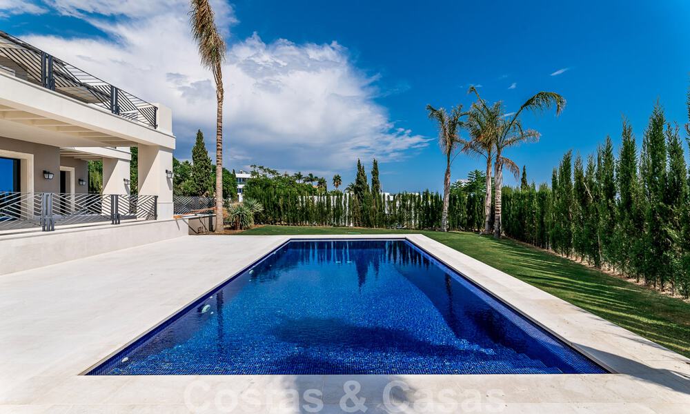 Villa de nueva construcción en venta en un estilo clásico contemporáneo con vistas al mar en un resort de golf de cinco estrellas en Marbella - Benahavis 34962