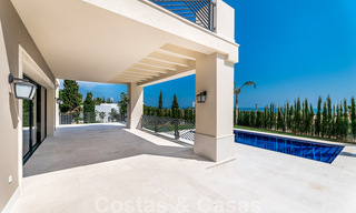 Villa de nueva construcción en venta en un estilo clásico contemporáneo con vistas al mar en un resort de golf de cinco estrellas en Marbella - Benahavis 34963 