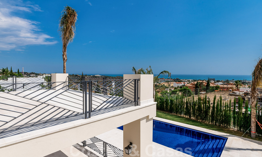 Villa de nueva construcción en venta en un estilo clásico contemporáneo con vistas al mar en un resort de golf de cinco estrellas en Marbella - Benahavis 34967