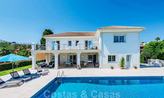 Villa junto a la playa a la venta en una exclusiva zona residencial en primera línea de playa en la Milla de Oro de Marbella 34994 