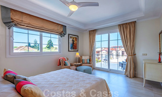 Villa junto a la playa a la venta en una exclusiva zona residencial en primera línea de playa en la Milla de Oro de Marbella 34995 