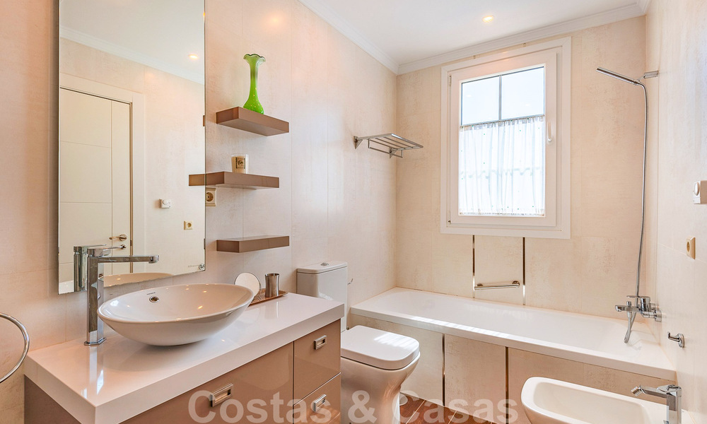 Villa junto a la playa a la venta en una exclusiva zona residencial en primera línea de playa en la Milla de Oro de Marbella 34996