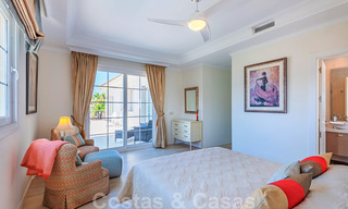 Villa junto a la playa a la venta en una exclusiva zona residencial en primera línea de playa en la Milla de Oro de Marbella 34998 