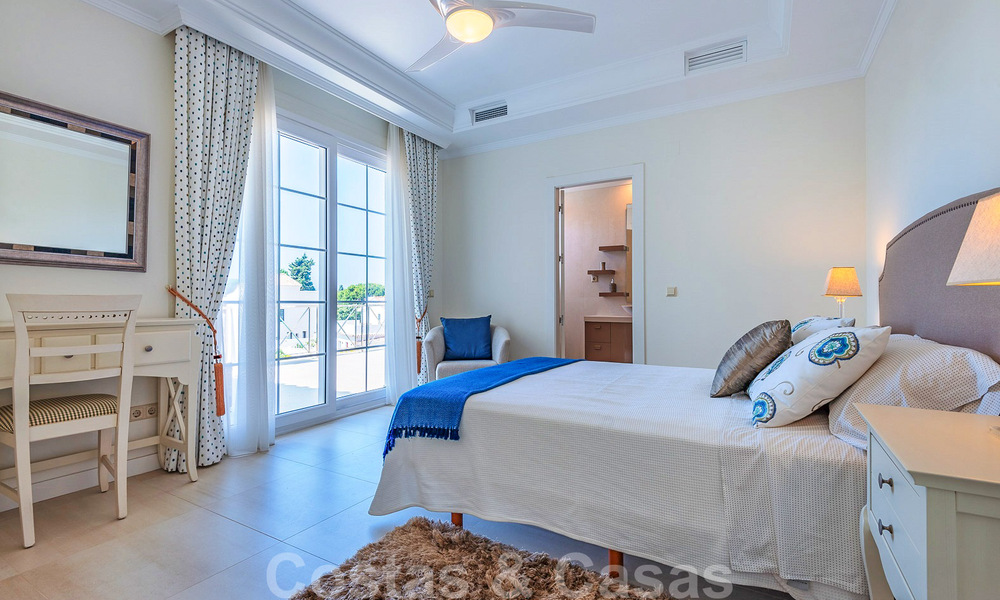 Villa junto a la playa a la venta en una exclusiva zona residencial en primera línea de playa en la Milla de Oro de Marbella 34999