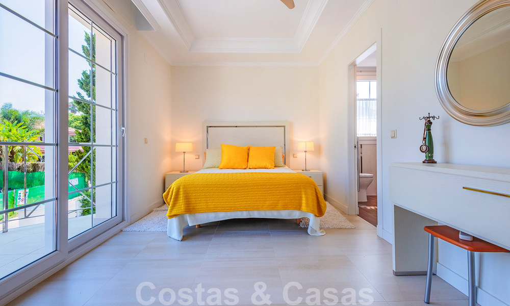Villa junto a la playa a la venta en una exclusiva zona residencial en primera línea de playa en la Milla de Oro de Marbella 35001