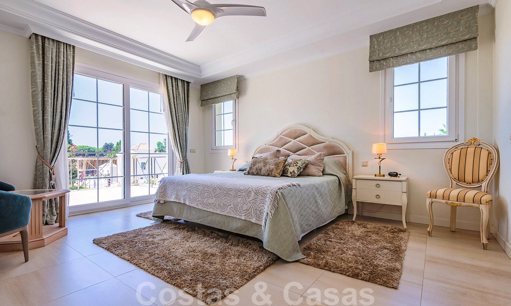 Villa junto a la playa a la venta en una exclusiva zona residencial en primera línea de playa en la Milla de Oro de Marbella 35003