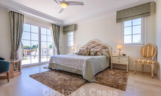 Villa junto a la playa a la venta en una exclusiva zona residencial en primera línea de playa en la Milla de Oro de Marbella 35003 