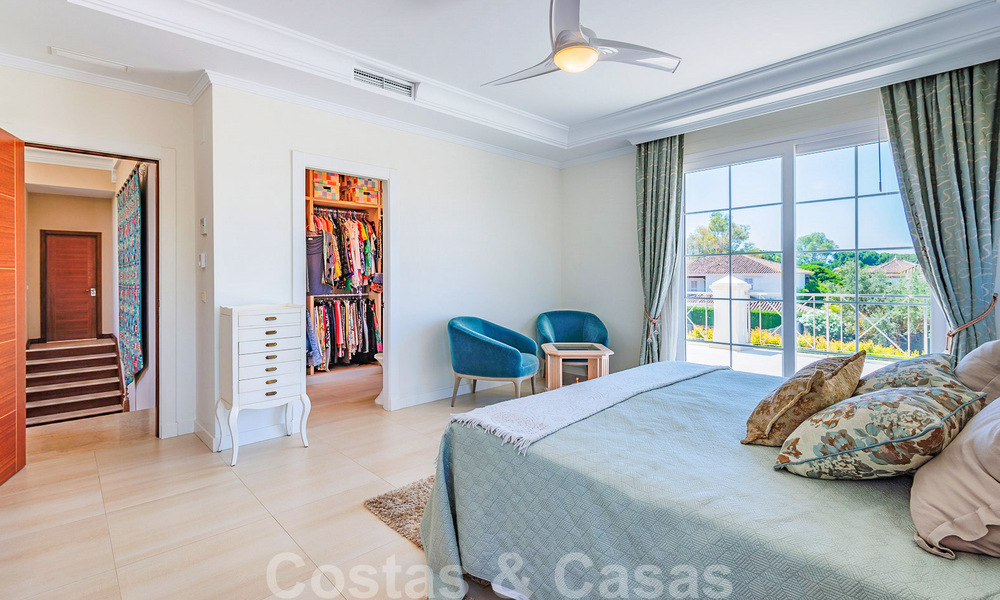 Villa junto a la playa a la venta en una exclusiva zona residencial en primera línea de playa en la Milla de Oro de Marbella 35004