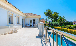 Villa junto a la playa a la venta en una exclusiva zona residencial en primera línea de playa en la Milla de Oro de Marbella 35006 