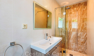 Villa junto a la playa a la venta en una exclusiva zona residencial en primera línea de playa en la Milla de Oro de Marbella 35009 