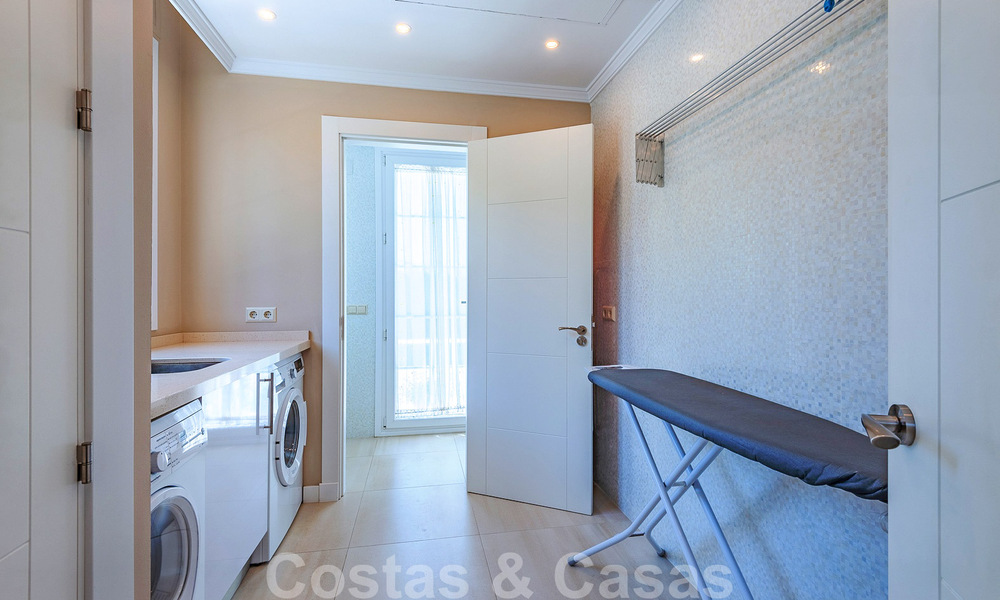 Villa junto a la playa a la venta en una exclusiva zona residencial en primera línea de playa en la Milla de Oro de Marbella 35013