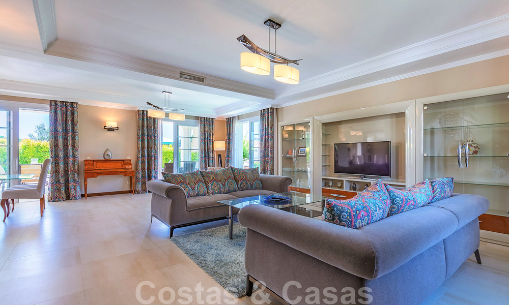 Villa junto a la playa a la venta en una exclusiva zona residencial en primera línea de playa en la Milla de Oro de Marbella 35014