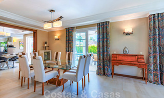 Villa junto a la playa a la venta en una exclusiva zona residencial en primera línea de playa en la Milla de Oro de Marbella 35015 