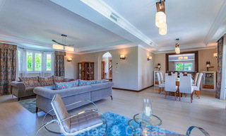 Villa junto a la playa a la venta en una exclusiva zona residencial en primera línea de playa en la Milla de Oro de Marbella 35016 