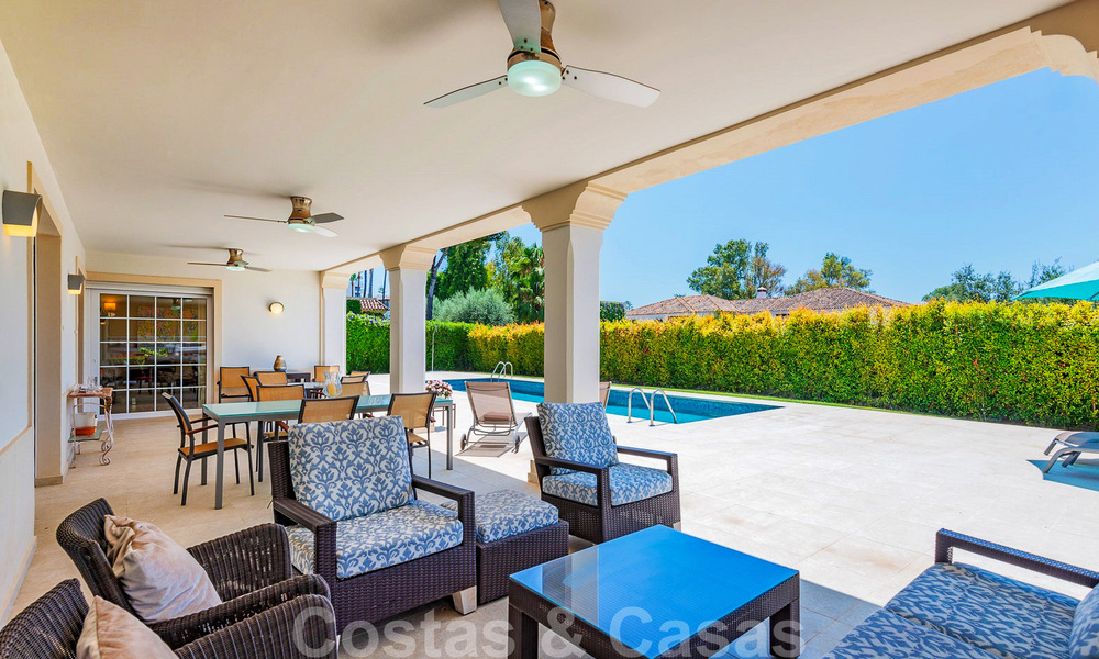 Villa junto a la playa a la venta en una exclusiva zona residencial en primera línea de playa en la Milla de Oro de Marbella 35017