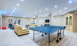 Villa junto a la playa a la venta en una exclusiva zona residencial en primera línea de playa en la Milla de Oro de Marbella 35018 