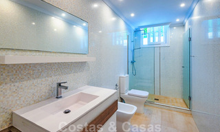 Villa junto a la playa a la venta en una exclusiva zona residencial en primera línea de playa en la Milla de Oro de Marbella 35019 