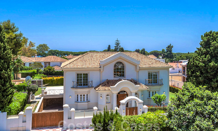 Villa junto a la playa a la venta en una exclusiva zona residencial en primera línea de playa en la Milla de Oro de Marbella 35021