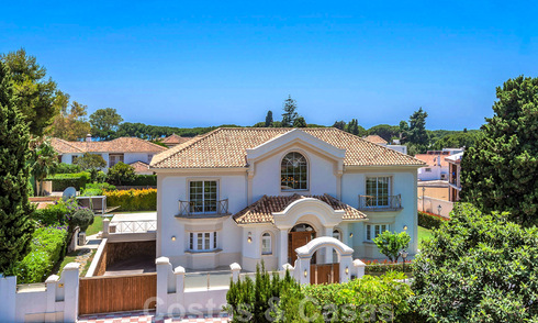 Villa junto a la playa a la venta en una exclusiva zona residencial en primera línea de playa en la Milla de Oro de Marbella 35021