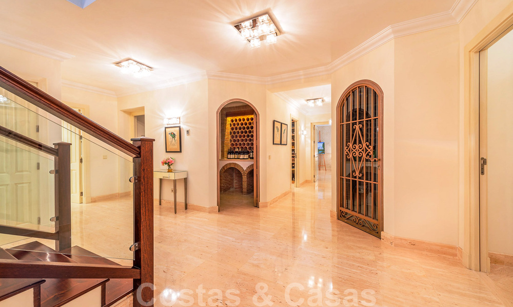Villa de lujo a la venta en una exclusiva zona residencial en la playa de la Milla de Oro en Marbella 35026