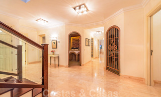 Villa de lujo a la venta en una exclusiva zona residencial en la playa de la Milla de Oro en Marbella 35026 