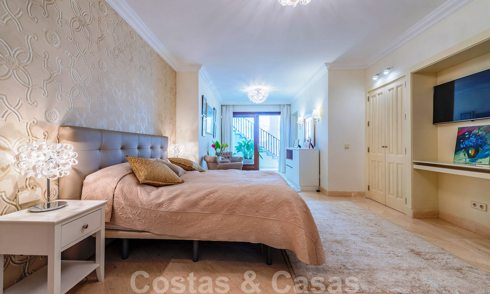 Villa de lujo a la venta en una exclusiva zona residencial en la playa de la Milla de Oro en Marbella 35030