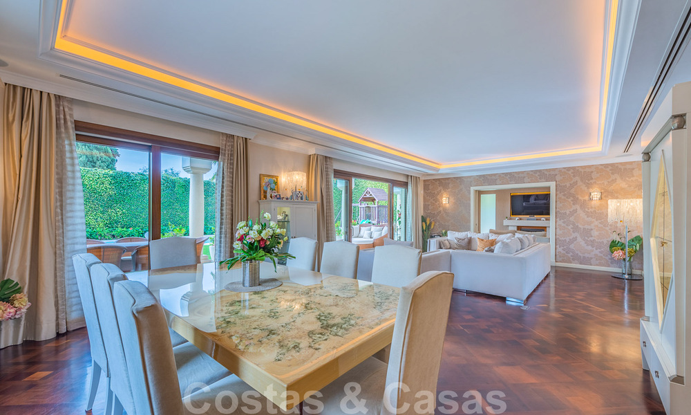 Villa de lujo a la venta en una exclusiva zona residencial en la playa de la Milla de Oro en Marbella 35032