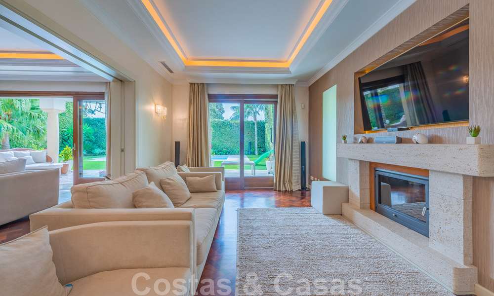 Villa de lujo a la venta en una exclusiva zona residencial en la playa de la Milla de Oro en Marbella 35033